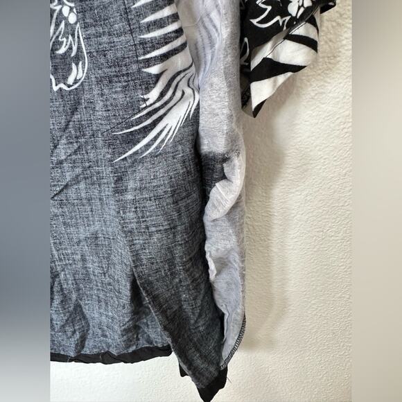 𝅺Sunny Island Hawaiian Beach Men shirt Size Small Black White 100% Rayon floral - Picture 5 of 8